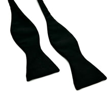 Charger l'image dans la galerie, Noeud Papillon à nouer en satin noir carré