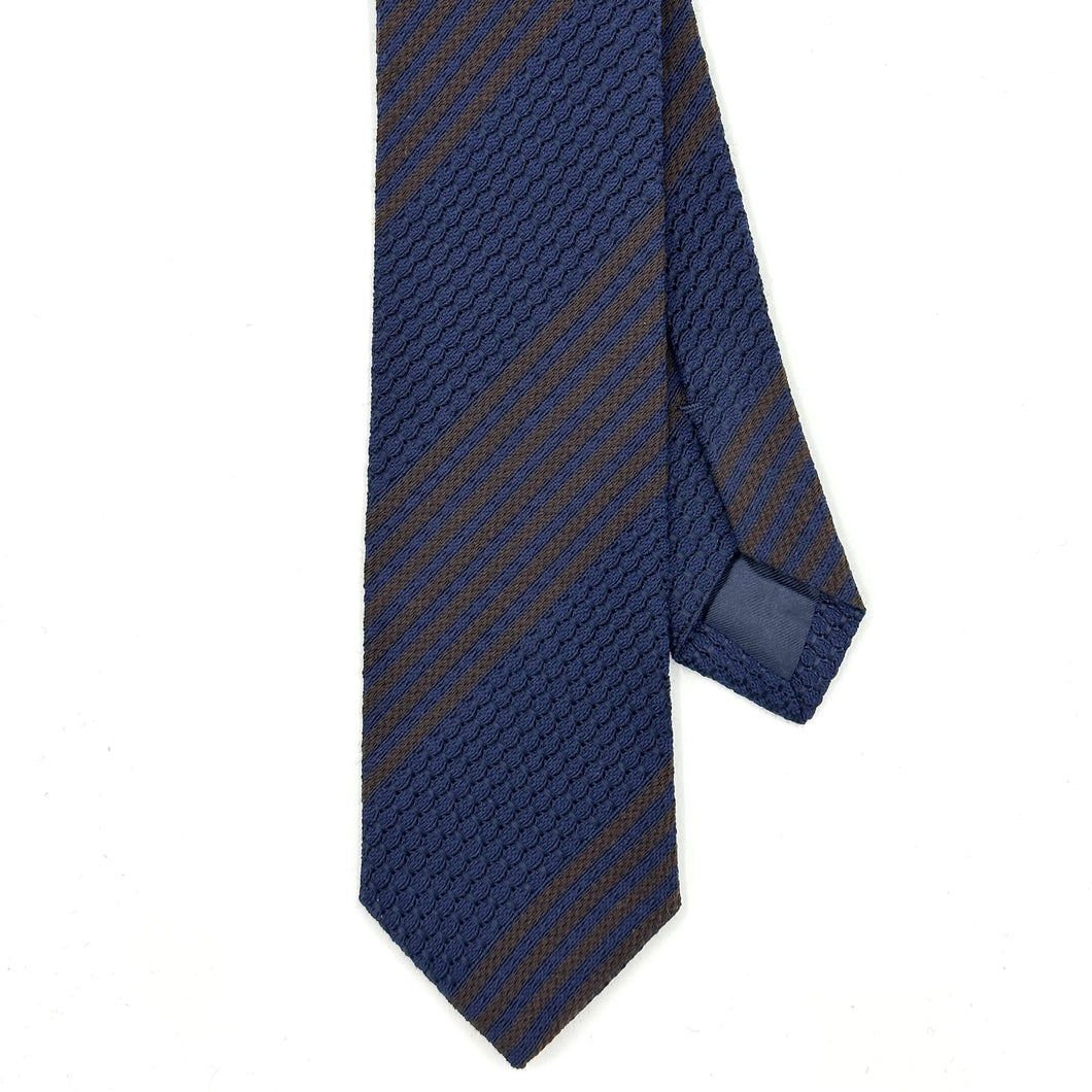 Cravate rayée marron foncé sur fond bleu marine