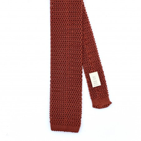 Cravate tricot en soie rouille et bout droit.