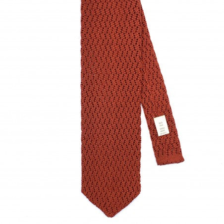 Cravate en tricot de soie en zig zag brique et bout pointu